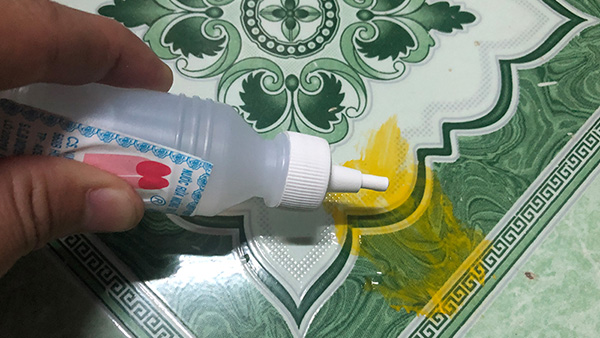 Phương pháp xử lý vết sơn trên nền nhà